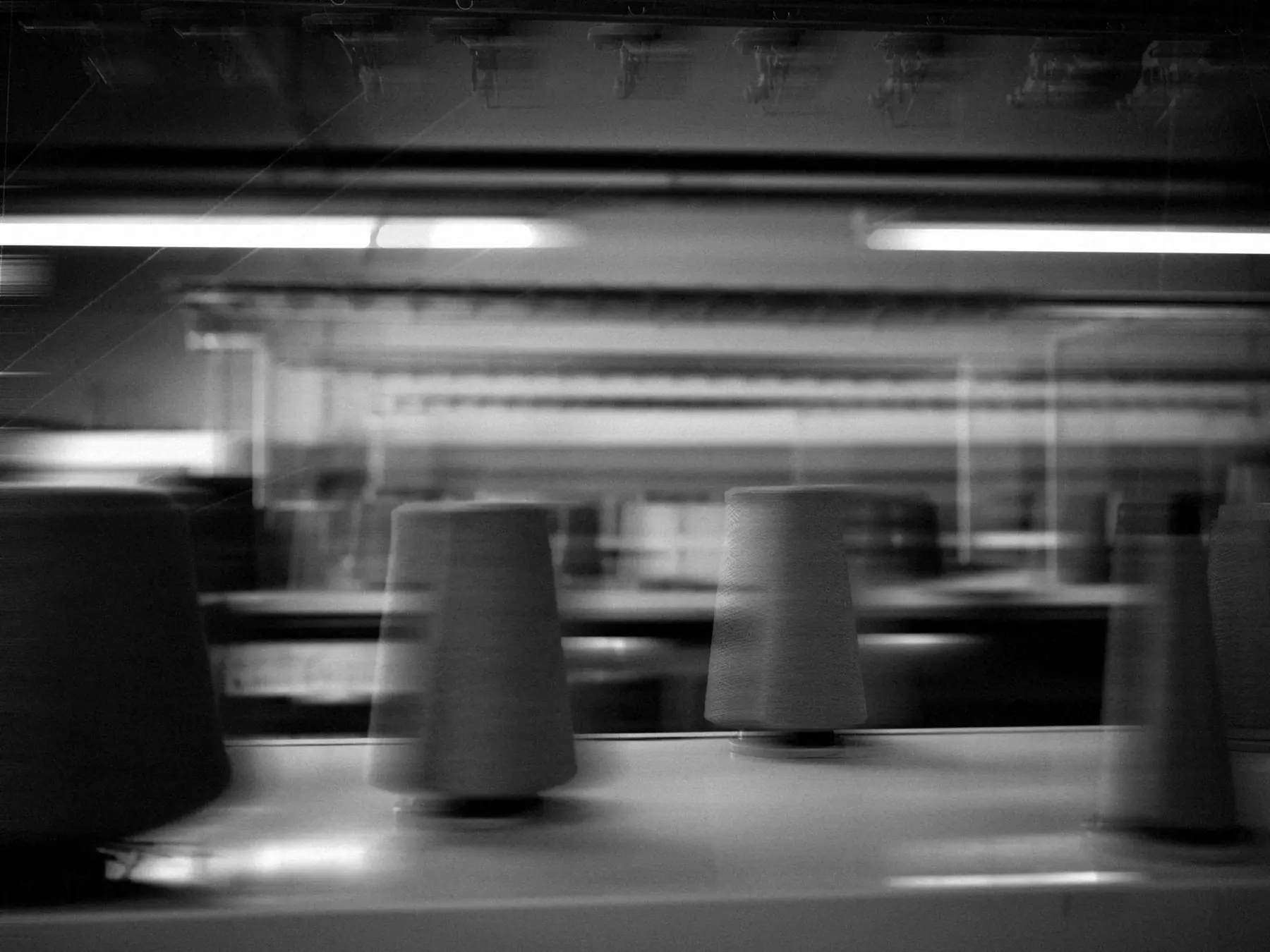 La nave de una fábrica de tejido, en blanco y negro con grano